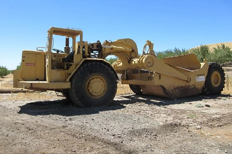 '76 CAT Scraper/Pan side left front